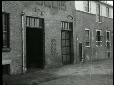 591 BB10830 Film over bakkerij Sluis over het bereidingsproces van allerlei soorten biscuits en koeljes, gemaakt door ...