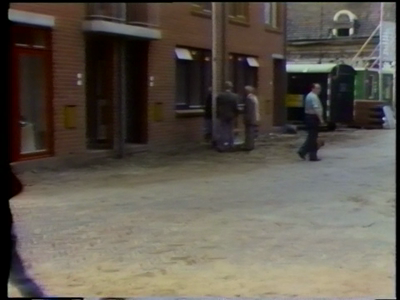 597 BB10836 Opnames met omgevingsgeluid van de eerste bewoners van het Muggeplein, o.a. de familie Kerkdijk, Kaal en ...