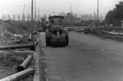 88637 Gezicht vanuit het noordwesten op de aanleg van de Hindersteinlaan te Vleuten (gemeente Vleuten-De Meern) met op ...