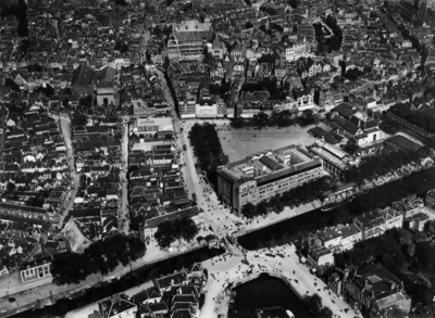 84703 Luchtfoto van een gedeelte van de stad Utrecht, uit het westen, met rechts van het midden het Vredenburg en de ...
