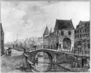 36774 Gezicht op de Weerdpoort en de Zandbrug te Utrecht vanaf de westzijde van de Oudegracht, met rechts de voorgevels ...