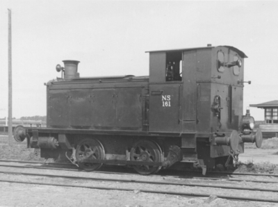 162227 Afbeelding van de diesel-mechanische locomotief nr. 161 van de N.S. (serie 161-165, ex War Department nr. 70029) ...