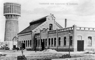 6411 Gezicht op de gasfabriek aan het Hooglandse Jaagpad te IJsselstein, met links op de achtergrond de watertoren.N.B. ...