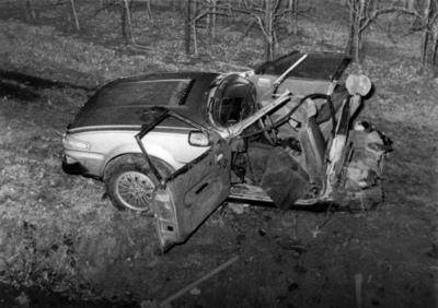 90772 Afbeelding van de voorste helft van een verongelukte auto langs de Europaweg te Vleuten (gemeente Vleuten-De ...