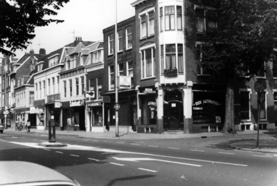 53775 Gezicht op een gedeelte van de noordelijke straatwand van de Biltstraat te Utrecht met de huizen nrs. 60 ...
