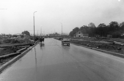 88636 Gezicht vanuit het noordwesten op de aanleg van de Hindersteinlaan te Vleuten (gemeente Vleuten-De Meern) met ...