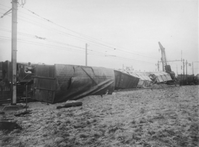 123145 Afbeelding van de ravage na de botsing tussen het electrische treinstel nr. 605 (mat. 1936) van de N.S. en een ...