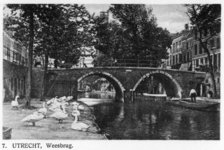 83672 Gezicht op de Weesbrug over de Oudegracht te Utrecht, uit het zuiden.