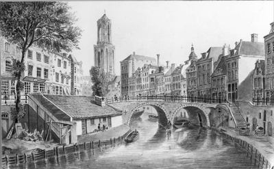 35750 Gezicht op de Oudegracht te Utrecht tussen de Jansbrug en de Stadhuisbrug vanaf de Jansbrug, uit het noorden, met ...