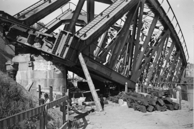 155349 Gezicht op de gebombardeerde spoorbrug over de Zuid Willemsvaart te Weert.