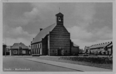 122715 Gezicht op de Mattheuskerk (Hendrika van Tussenbroekplantsoen 1A) te Utrecht.