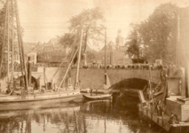 83794 Gezicht op de Tolsteegbrug over de Stadsbuitengracht te Utrecht met een grote publieke belangstelling voor de ...