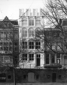 67660 Gezicht op de voorgevels en werfkelders van de huizen Oudegracht 307 en 305 te Utrecht.