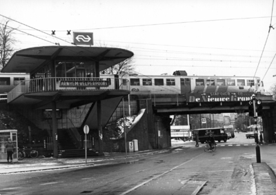 156216 Gezicht op het N.S.-station Arnhem Velperpoort te Arnhem met op het viaduct een diesel-electrisch treinstel DE 2 ...