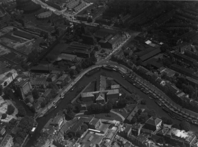 85046 Luchtfoto van de Wittevrouwensingel te Utrecht, uit het zuidwesten. In het midden de Strafgevangenis (Wolvenplein ...