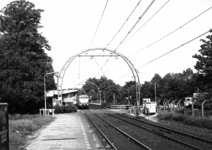 153121 Gezicht op het N.S.-station Hilversum Sportpark te Hilversum met een electrisch treinstel mat. 1964 (plan V) van ...