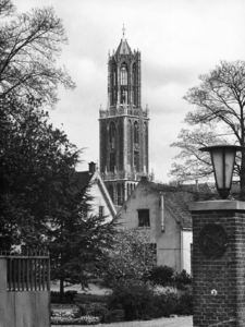 120210 Gezicht op de Domtoren (Domplein) te Utrecht, vanaf het toegangshek tot het Militair Hospitaal Dr. A. Mathijsen, ...