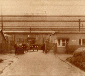 76229 Gezicht op de ingang van het fabrieksterrein van de Nederlandsche Fabriek van Werktuigen en Spoorwegmaterieel ...