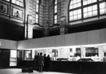 152516 Interieur van de hal met loketten in het N.S.-station Leeuwarden te Leeuwarden.