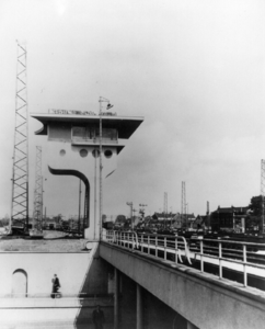 76430 Gezicht op het seinhuis aan de noordwestzijde van het emplacement van het Centraal Station van de N.S. te ...