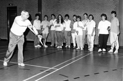 91149 Afbeelding van een les in badminton door F. Bok in het Sportcentrum Oudenrijn aan de Europaweg te De Meern ...
