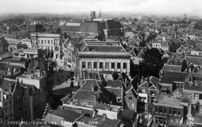 26341 Overzicht van een deel van de binnenstad van Utrecht, vanaf de Domtoren, uit het zuidoosten; op de voorgrond het ...