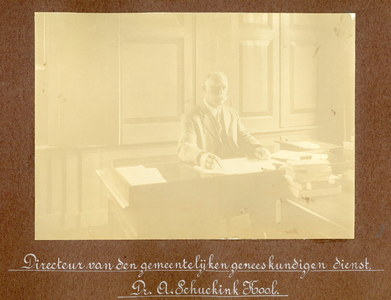 26122 Portret van dr. A. Schuckink Kool (1873-1956, directeur van de Gemeentelijke Geneeskundige Dienst te Utrecht van ...