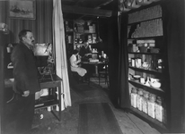 60587 Interieur van de apotheek J. Viel en Van Dijk (Korte Jansstraat 15) te Utrecht: de werkruimtes.