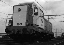 155399 Afbeelding van de diesel-electrische locomotief nr. 2901 (serie 2900) van de N.S. op het emplacement te Deventer.