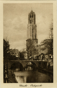 123405 Gezicht op de Oudegracht Tolsteegzijde te Utrecht met op de voorgrond de Gaardbrug en op de achtergrond de Domtoren.