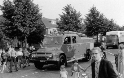 90550 Afbeelding van het afscheid van de oude spuitwagen van de vrijwillige brandweer te De Meern (gemeente Vleuten-De ...