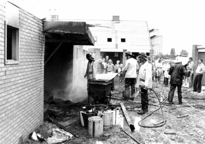 90623 Afbeelding van het blussen van een tijdens dakwerkzaamheden in brand geraakte schuur in de in aanbouw zijnde wijk ...