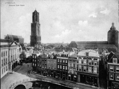 26388 Gezicht op het Stadhuis (Stadhuisbrug 1) te Utrecht met op de voorgrond de Stadhuisbrug en op de achtergrond de ...