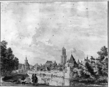 36621 Gezicht over de stadsbuitengracht te Utrecht op de stadswal uit het noorden, met links de Wittevrouwenpoort, ...