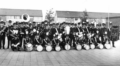 91722 Groepsportret van de leden van de muziekvereniging De Bazuin bij de Centrumlaan te De Meern (gemeente Vleuten-De ...