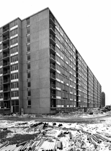 123800 Gezicht op het bijna voltooide flatgebouw aan de Dommeringdreef te Utrecht. Links de hoek met de Pahud de ...