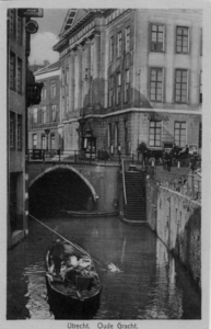 123438 Gezicht op het Stadhuis (Stadhuisbrug 1) te Utrecht, rechts de Vismarkt