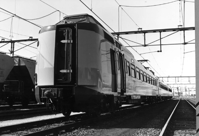 151957 Afbeelding van het electrische treinstel nr. 4001 (Plan Z, ICM-0) van de N.S. op het emplacement te Venlo met ...