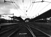 164012 Gezicht op de perrons en perronkappen van het N.S.-station Zwolle te Zwolle.