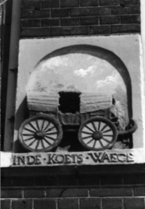 84984 Afbeelding van de gevelsteen in het huis Vleutenseweg 27 te Utrecht.N.B.: Het adres is op 5 februari 1948 ...