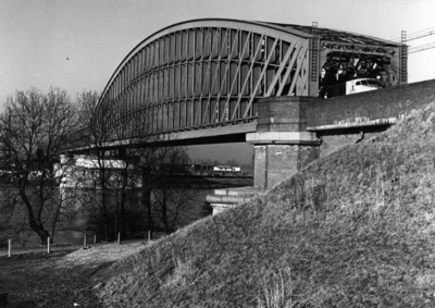 153676 Gezicht op de spoorbrug over de Lek bij Culemborg.