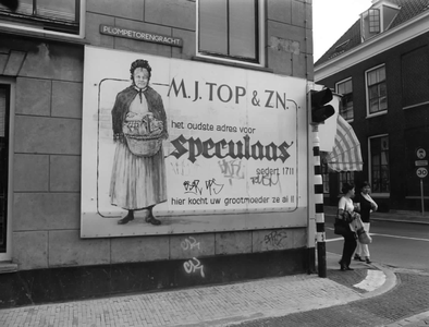 19813 Gezicht op de zijgevel met de muurreclame van Brood- en banketbakkerij M.J.Top en Zn. (Wittevrouwenstraat 2) te ...