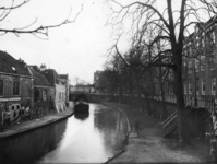 40316 Gezicht op de Oudegracht te Utrecht, uit het noorden; links enkele huizen aan de Werf aan de Twijnstraat; op de ...