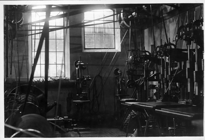 19880 Interieur van de fabriek van de N.V. Electro-apparatenfabrieken systeem Coq (Ridderschapstraat 6) te Utrecht.