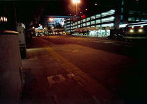 120239 Gezicht op het Jaarbeursplein te Utrecht, uit het noordwesten, bij avond, met op de achtergrond de parkeergarage ...