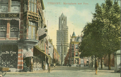 122096 Gezicht op de Mariaplaats te Utrecht, op de achtergrond de Zadelstraat en de Domtoren.