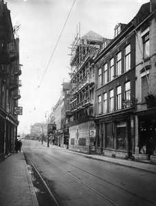 41033 Gezicht in de Lange Viestraat te Utrecht met de huizen nrs. 19 (rechts); op de achtergrond het Vredenburg.