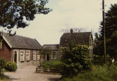 89439 Gezicht op enkele woningen aan het Torenplein te Vleuten (gemeente Vleuten-De Meern). N.B. De gemeente Vleuten-De ...