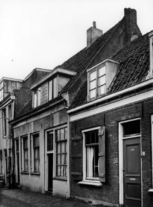 58102 Gezicht op de voorgevels van de onbewoonbaar verklaarde huizen Helling 30-lager te Utrecht met rechts het huis nr. 30.