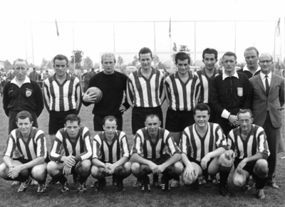 91576 Groepsportret van een elftal van de voetbalvereniging P.V.C.V. tijdens de officiële opening van het sportpark ...